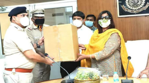 Naad Foundation donated 1200 face masks and shield to DCP