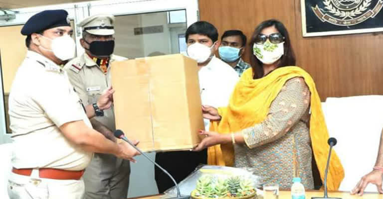 Naad Foundation donated 1200 face masks and shield to DCP