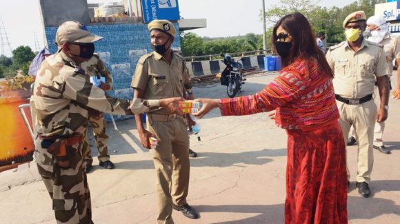 Masks, juices and sanitizers distributed to policemen on behalf of Nishi Singh founder of NAAD Foundation